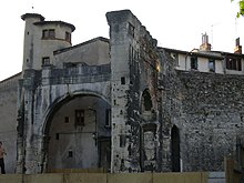 Roman ruins in Vienne. Pliny the Elder noted that the Allobroges in Vienne produced a resinated wine that was highly regarded by both the Romans and the locals. Vienne - Jardin arqueologico de Cibeles - Foro.JPG
