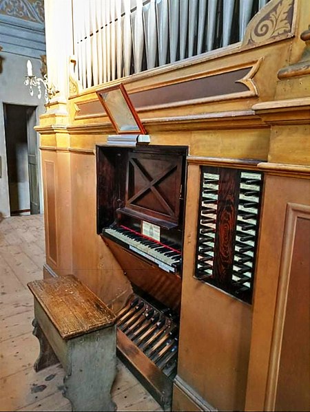 File:Vigevano-San Carlo -consolle organo Mentasti.jpg