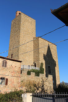 Photographie d'un château présentant une grande tour.