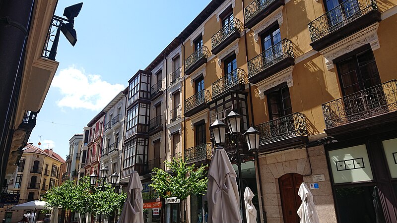 File:Viriato street, Zamora (Spain).jpg