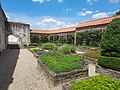 De kruiden- en bloementuin op de eerste etage van het paleiscomplex, aangelegd in de tijd van koning Lodewijk I van Hongarije