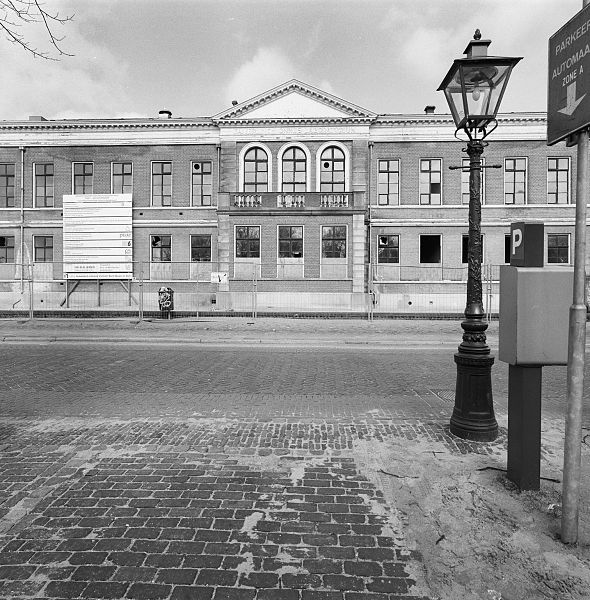 File:Voorzijde met fronton, vroegere hoofdingang - Leiden - 20348976 - RCE.jpg