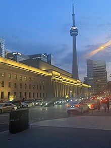 Vue de la tour du CN en soirée.jpg