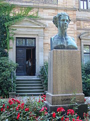 II. Lajos bajor király bronzszobra az épület előtt (Caspar Zumbusch, 1875)