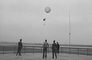 飛ばす（ワシントン・ナショナル空港内U.S. Weather Bureau station、1943年。）