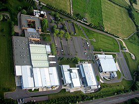Siège de l'écurie Williams en 2006 : vue aérienne d'une petite usine au milieu des prés.