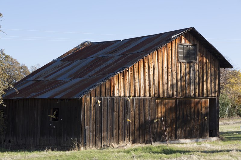 File:Wooden barn along the road in Northern California LCCN2013634021.tif