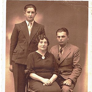 זכריה ארטשטיין (עומד), אימו זיסל ואחיו אברהם בשנת 1938
