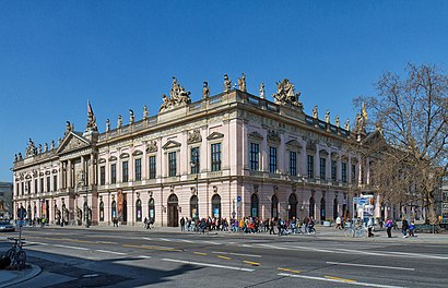 So kommt man zu dem Deutsches Historisches Museum mit den Öffentlichen - Mehr zum Ort Hier