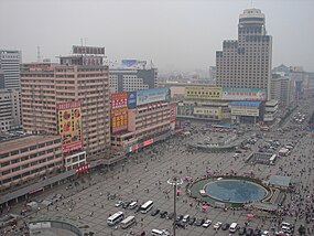 Vy utanför järnvägsstationen i Zhengzhou.