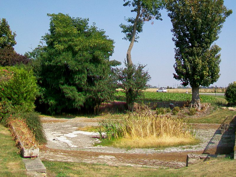 File:Épiais-lès-Louvres (95), la mare pavée, rue du Manoir 2.jpg