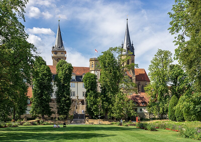 File:Öhringen - Altstadt - Hofgarten - Blick auf Schloss und Stiftskirchen-Türme.jpg