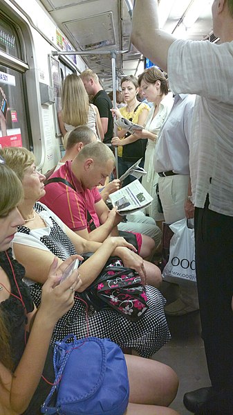 File:Додому після роботи (київське метро) (13741544965).jpg