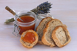 De la confiture d'abricot et du pain, accompagnés d'un petit bouquet de lavande. (définition réelle 3 685 × 2 457)
