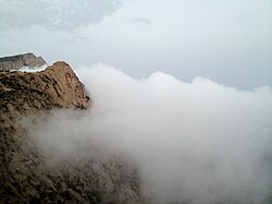 Ein Blick aus dem Land des Hawalah-Stammes, der die Ostseite des Berges Atherb mit Blick auf die Tihamah . zeigt