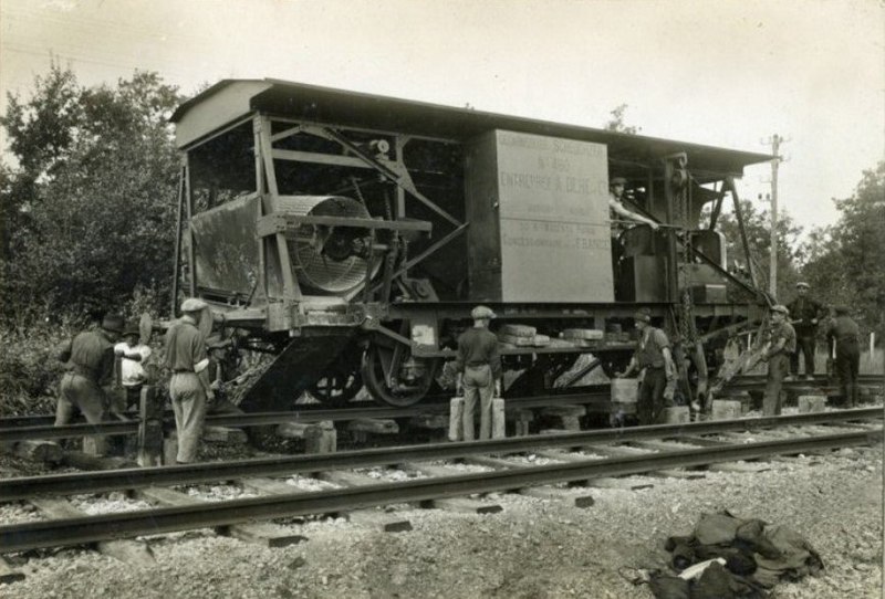 File:02 Machine a degarnir 'Scheuchzer' en position de travail. A. Dehé & Cie, Enterprise de Traveaux Publics, Busgny (Nord), Août 1932 (cropped).jpg