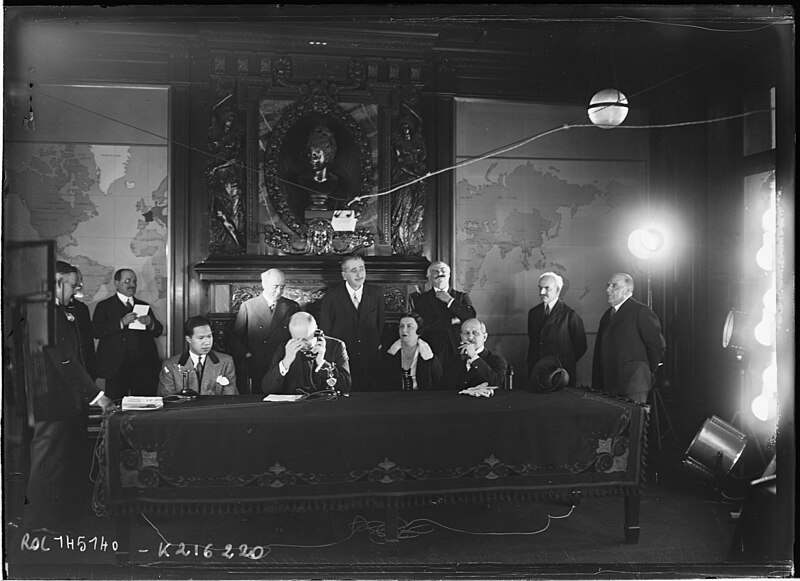 File:10-4-30, inauguration de la ligne téléphonique France - Indochine, empereur d'Annam, M. Mallarmé, Mme. Pasquier, M. Piétri.jpg