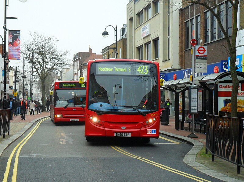 File:116 and 423 Buses in Hounslow High Street (5535365368).jpg