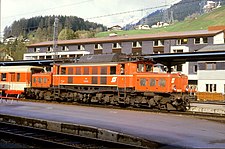 Loc 1020.32 met stoptrein op weg van Bludenz naar Innsbruck op 25 mei 1984