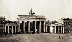 Brandenburger Tor: Vorgängerbau, Symbolik, Architektur