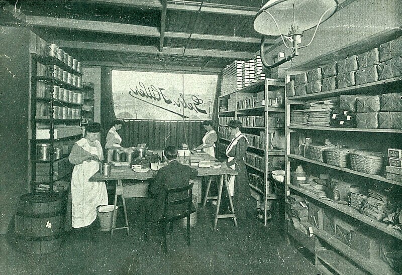 File:1910 circa Gebr. Hiller Naturawerk Hannover Nährmittelfabrik 08 Packraum II.jpg