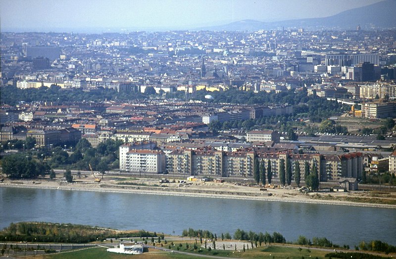 File:196R10180890 Blick vom Donauturm, Bereich rechts von Reichsbrücke Handelskai, Lassallestrasse, Beginn Verbauung Norbahnhof.jpg