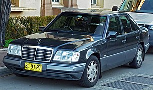 1994 Mercedes-Benz E 220 (W124) sedan (2012-06-24).jpg