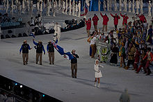 Fotografia da entrada da delegação das Ilhas Cayman durante a cerimônia de abertura.