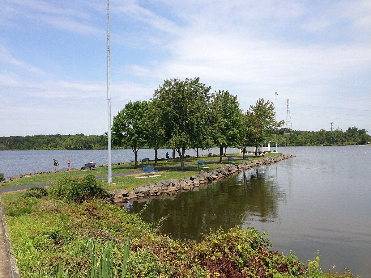 File:2013-08-26 11 58 56 View north from the Mercer Lake Marina towards the...