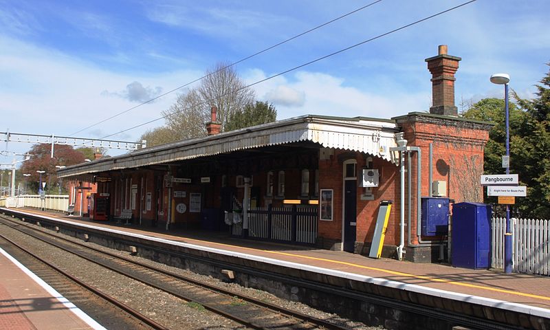 File:2016 at Pangbourne station - platform 2.JPG