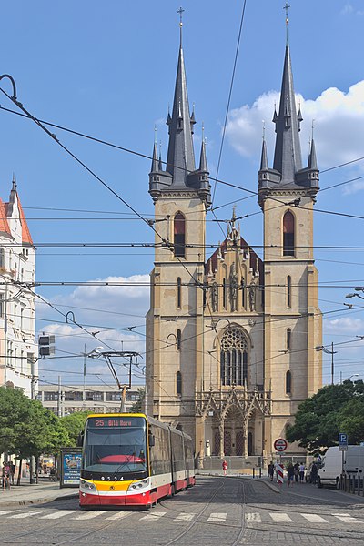 File:2018-08-16 CZ Praha 07, Strossmayerovo náměstí, Kostel svatého Antonína Paduánského, Škoda 15T 9534 linka 25 (50177800482).jpg