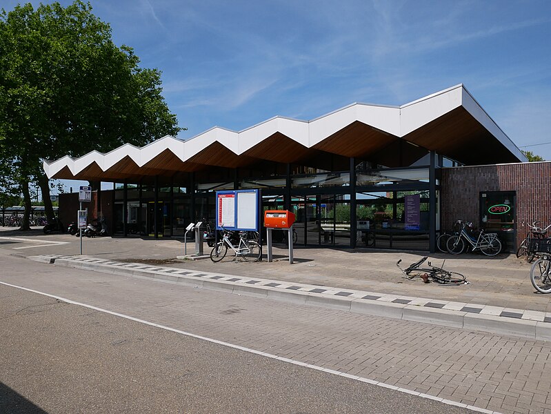 File:2022-07-17 Station Gorinchem stationsgebouw (3).jpg