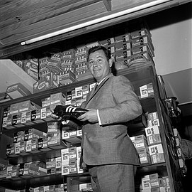 Just Fontaine dans son magasin Justo Sport à Toulouse en 1966.