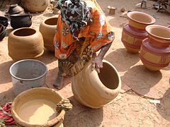 Finition d'une poterie.