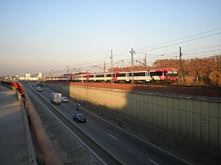 Español: Dos automotores eléctricos, en mando múltiple, de la serie 440 de Renfe Operadora acaba de salir de la estación de Mollet - St. Fost en la línea Barcelona - Granollers - Cerbère.