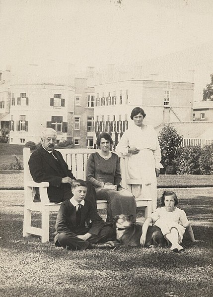 File:9th Duke of Devonshire with his youngest children.jpg