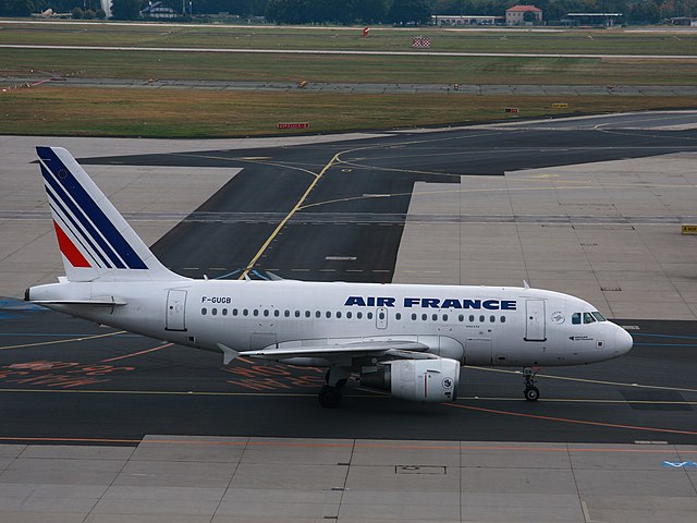 Airbus A318 [F-GUGB] aux couleurs d'Air France. L'A318 fut lancé en 2003 avec la compagnie Frontier Airlines. Air France possède, en 2009, 18 appareils de ce type dans sa flotte, ce qui fait de la compagnie la deuxième à exploiter le plus d'appareils. La flotte d'A318 de LAN Airlines est la plus grande avec 20 avions. (définition réelle 2 924 × 2 195)