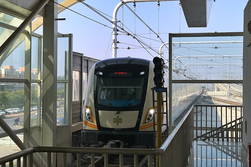 File:A train of Zhengzhou Metro Chengjiao line approaching Mengzhuang station.jpg