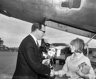 Accueillie à l'aéroport d'Amsterdam-Schiphol le 17 mai 1965.