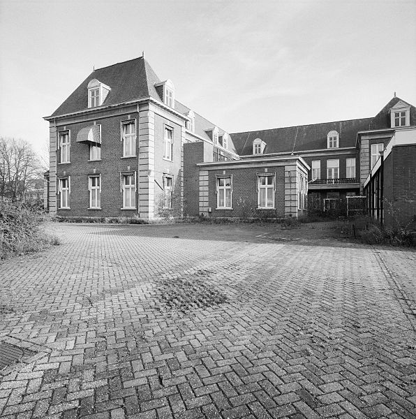 File:Achterzijde hoofdgebouw - Heerlen - 20333974 - RCE.jpg