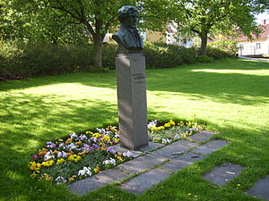 Adolf Fredrik Lindblads byst i Lindbladsparken...