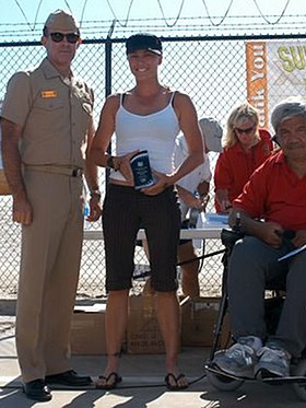 Amanda Balding bei der Siegerehrung des Superfrog Triathlon in Coronado (Kalifornien) (2006)