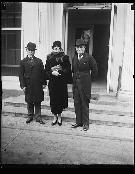 File:Ambassador Jusserand, from France, left, with Mrs. Jas. K. Hackett, wife of the famous actor, and Mr. Firman Gamier, director of the Odeon Theatre, Paris. Washington, Oct. 30 LCCN2016893854.jpg