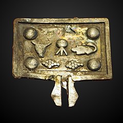 Amulette représentant un plateau d'offrandes-E 32428