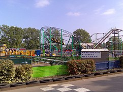 Dinosaur Valley im Wicksteed Park im Hintergrund