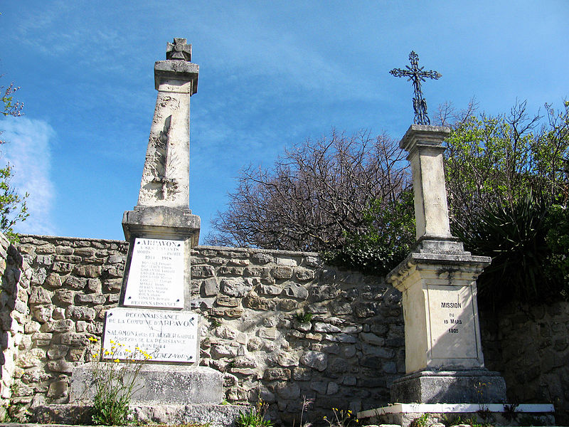 File:Arpavon Monument aux morts et croix de mission.JPG