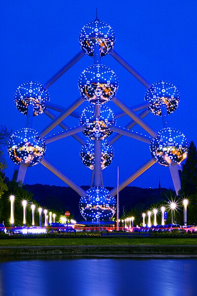 File:Atomium en heure bleue.jpg