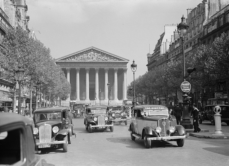 File:Auto's op de Rue Royale, met op de achtergrond de kerk La Madeleine, Bestanddeelnr 191-0364.jpg