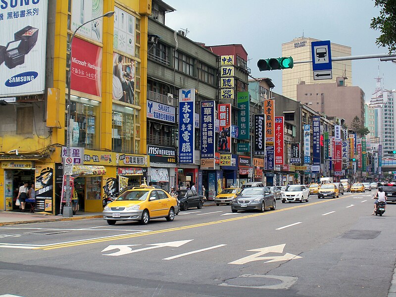 File:Bade Road Section 1, Taipei City 20090725.jpg