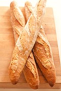 バゲット、小麦・塩・イーストなどに限定した材料で、長い形に成形し、表面をパリっと焼き上げるのが特徴。いわゆるフランスパンの一種。）